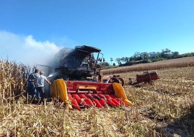 M&aacute;quina agr&iacute;cola, uma New Holland TC57, realizava a colheita de milho quando o fogo come&ccedil;ou nas proximidades da cabine