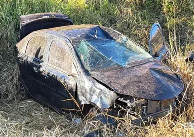 Condutor, de 37 anos, sofreu contus&otilde;es e escoria&ccedil;&otilde;es pelo corpo; ele recebeu atendimento no local e foi encaminhado para um hospital
