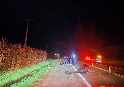 Acidente envolveu uma motocicleta e dois carros na noite desta sexta-feira, em Medianeira; v&iacute;tima morreu ainda no local