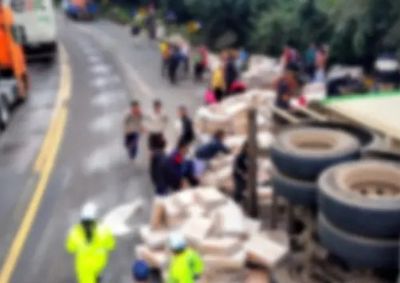 Caminh&atilde;o carregado com frango congelado saiu da pista em Nova Laranjeiras; condutor foi socorrido e levado para atendimento m&eacute;dico