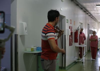 Apresenta&ccedil;&atilde;o do FESTIMAP percorreu os corredores e proporcionou um momento de leveza para pacientes, acompanhantes e profissionais de sa&uacute;de