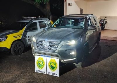 Condutor ignorou ordem de parada, teve pneu atingido por disparos, abandonou o ve&iacute;culo e fugiu para uma &aacute;rea de mata