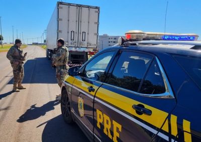 Carga &eacute; estimada em cerca de tr&ecirc;s toneladas; o motorista, de 26 anos, foi preso em flagrante por tr&aacute;fico de drogas