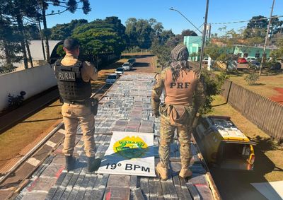 Abordagem ocorreu ap&oacute;s policiais visualizarem uma pe&ccedil;a do caminh&atilde;o se desprendendo; condutor, de 26 anos, foi preso em flagrante