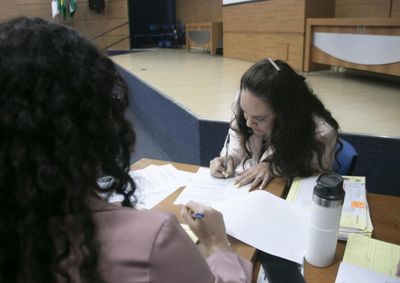 Nove profissionais aprovados em concursos p&uacute;blicos tomaram posse e j&aacute; iniciaram as atividades nas &aacute;reas de educa&ccedil;&atilde;o e assist&ecirc;ncia social do munic&iacute;pio