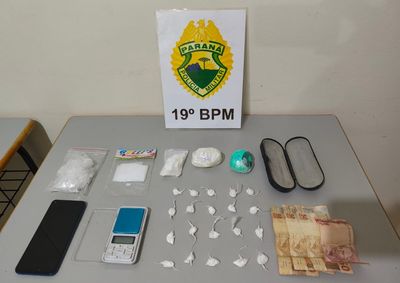 Homem, rec&eacute;m-libertado pelo mesmo crime, confessou que vendia drogas e foi flagrado com entorpecentes, balan&ccedil;a de precis&atilde;o e materiais para embalar a droga