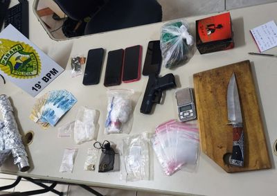 Policiais flagraram uma negocia&ccedil;&atilde;o de drogas e apreenderam maconha, coca&iacute;na, dinheiro, celulares e uma r&eacute;plica de arma