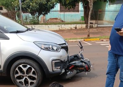 Batida aconteceu no cruzamento das ruas Capit&atilde;o Leonidas Marques e Santa Clara, na Vila Boa Esperan&ccedil;a; jovem foi encaminhado &agrave; UPA