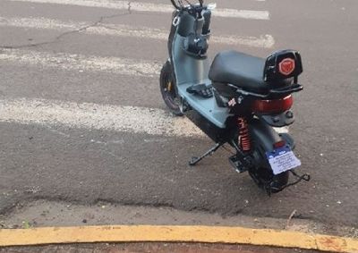 Batida aconteceu no cruzamento das ruas Bento Munhoz da Rocha Neto e Independ&ecirc;ncia; jovem foi encaminhado ao Hospital Bom Jesus