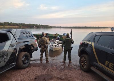 Droga estava em embarca&ccedil;&atilde;o que veio do Paraguai e atracou em um porto clandestino; suspeitos fugiram para uma &aacute;rea de mata