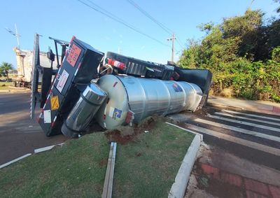 caminh&atilde;o apresentou falha nos freios, tentou desviar para evitar atingir pessoas, mas acabou envolvido em uma colis&atilde;o com outros ve&iacute;culos