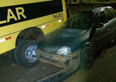 Acidente aconteceu por volta da 1h30 desta segunda-feira (24), na Rua Piratini, no Centro; autom&oacute;vel foi recolhido ao P&aacute;tio Municipal