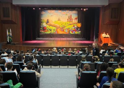Evento promovido pela Secretaria da Educa&ccedil;&atilde;o reuniu centenas de estudantes e destacou o ensino de ingl&ecirc;s e o programa Ler &eacute; Legal
