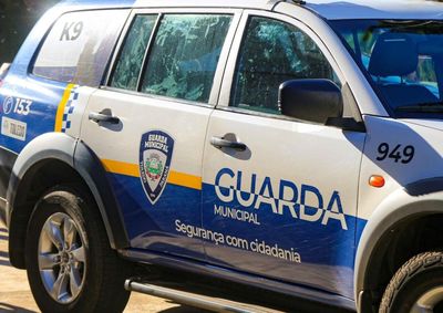 De acordo com a solicitante, foram levados um botij&atilde;o de g&aacute;s e pares de t&ecirc;nis; suspeitos ainda n&atilde;o foram localizados