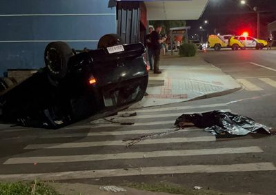 O ve&iacute;culo tamb&eacute;m era ocupado por uma mulher; ela se feriu durante o acidente e foi levada ao hospital sem gravidade