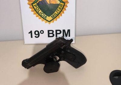 Condutor estava com a CNH cassada; arma calibre .380 foi encontrada na lateral do banco do motorista
