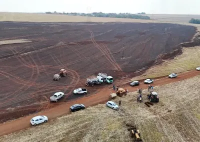 Moradores, empresas da localidade, equipes do Corpo de Bombeiros e caminh&otilde;es-pipa de v&aacute;rios munic&iacute;pios se uniram no combate &agrave;s chamas