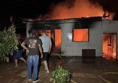 Inc&ecirc;ndio consumiu praticamente todo o im&oacute;vel e amea&ccedil;ou atingir uma casa vizinha; ningu&eacute;m ficou ferido