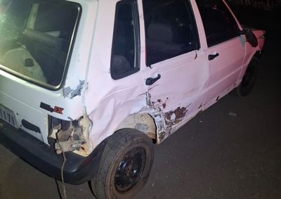 Motocicleta atingiu a lateral traseira do Fiat Uno Mille que estava entrando na rodovia