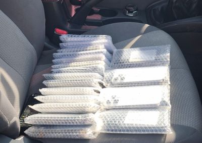 Passageira carregava 36 aparelhos celulares presos ao corpo em vestimenta preparada para transporte velado; ve&iacute;culo tamb&eacute;m levava 42 vinhos