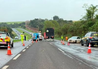 Objeto caiu sobre a rodovia durante o transporte; um carro saiu da pista e uma van bateu contra a pe&ccedil;a, que foi arrastada por cerca de 55 metros