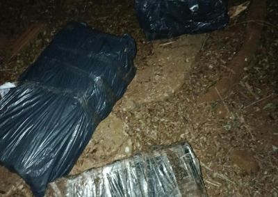 Equipes policiais localizaram diversos fardos da droga em uma &aacute;rea de mata; suspeitos fugiram e n&atilde;o foram localizados