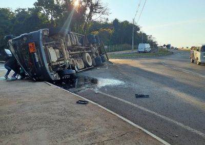 Motorista teve ferimentos leves. &Aacute;rea foi isolada em 100 metros e Ambipar foi acionada para atender o vazamento da carga
