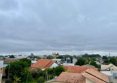 Temperaturas variam entre 12&ordm;C e 20&ordm;C; a chuva, que j&aacute; deu as caras no in&iacute;cio da manh&atilde;, pode retornar entre o fim da manh&atilde; e o in&iacute;cio da tarde