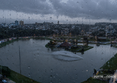 Simepar prev&ecirc; 98% de chance de chuva, acumulado de at&eacute; 35,5 mm e rajadas que podem chegar a 61 km/h