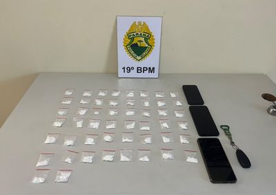 Homem foi abordado ap&oacute;s persegui&ccedil;&atilde;o policial na Vila Pioneiro; ao todo, foram apreendidos 50 papelotes de coca&iacute;na prontos para venda