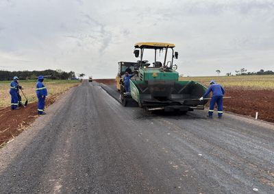 Obra tem 1,52 quil&ocirc;metro de extens&atilde;o, investimento de R$ 1.782.733,10 e faz parte do pacote de investimentos em asfaltamento rural