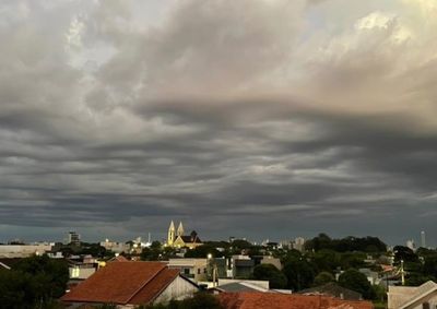 Simepar indica m&aacute;xima de 25&deg;C e m&iacute;nima de 16&deg;C; alerta do INMET prev&ecirc; possibilidade de chuva forte, ventos de at&eacute; 60 km/h e granizo