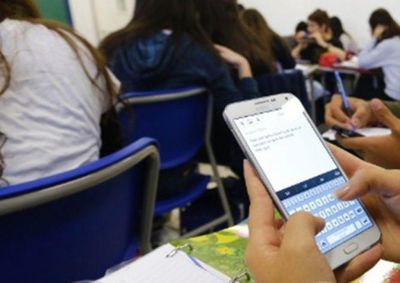 Nova lei sancionada por Lula pro&iacute;be o uso de celulares em escolas de educa&ccedil;&atilde;o b&aacute;sica, com algumas exce&ccedil;&otilde;es para fins pedag&oacute;gicos, inclus&atilde;o e sa&uacute;de.