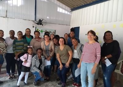 O projeto "De M&atilde;os Dadas" ensina culin&aacute;ria, artesanato e est&eacute;tica para mulheres de baixa renda, ajudando na independ&ecirc;ncia financeira e autoestima.