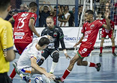 Atual campeão vence por 7 a 3 em reedição da final de 2024, mostrando força na estreia do torneio
