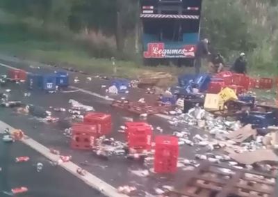 Ocorr&ecirc;ncia foi registrada no Trevo do Ponto Azul, sentido Juiz de Fora. Carga se espalhou na rodovia, causando lentid&atilde;o; n&atilde;o h&aacute; informa&ccedil;&otilde;es sobre feridos 