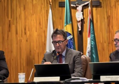 Vota&ccedil;&atilde;o ocorreu em sess&atilde;o ordin&aacute;ria ap&oacute;s liminar judicial suspender ato anterior. Novo presidente foi eleito por unanimidade (14 votos).