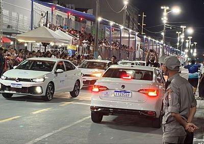 Prefeito Jonas Dico Apresenta Novos Carros da Sa&uacute;de em Desfile Inusitado no Carnaval de Tr&ecirc;s Rios