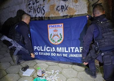 A&ccedil;&atilde;o estrat&eacute;gica do Grupamento de A&ccedil;&otilde;es T&aacute;ticas (GAT) resultou na apreens&atilde;o de coca&iacute;na, maconha e lan&ccedil;a-perfume; um segundo suspeito conseguiu fugir.