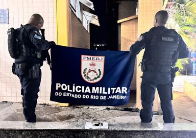 Droga foi encontrada em terreno ap&oacute;s informa&ccedil;&otilde;es an&ocirc;nimas; suspeitos n&atilde;o foram localizados
