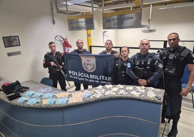 PM apreendeu coca&iacute;na, maconha, celulares e simulacro durante abordagem em Jamapar&aacute;