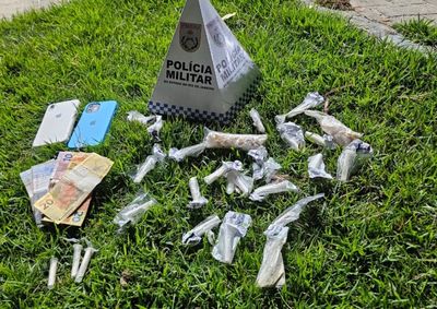 Crack, coca&iacute;na e dinheiro foram encontrados ap&oacute;s a&ccedil;&atilde;o policial no bairro Amap&aacute;