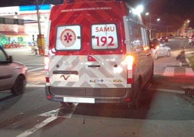 Homem de 31 anos foi socorrido pelo SAMU ap&oacute;s perder o controle da motocicleta; v&iacute;tima foi levada ao HCNSC.
