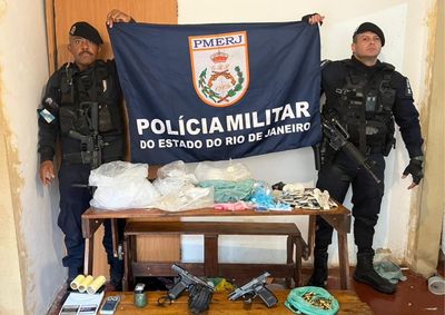 Mulher foi presa ap&oacute;s a&ccedil;&atilde;o do 38&ordm; BPM; duas pistolas, uma granada, muni&ccedil;&otilde;es e entorpecentes foram apreendidos em Tr&ecirc;s Rios.