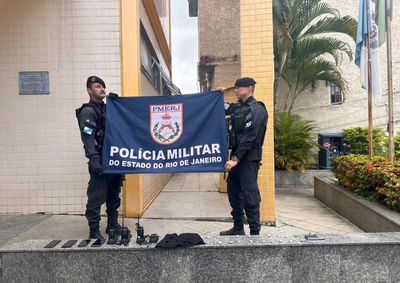 Homem de 19 anos foi preso no bairro Pil&otilde;es; drogas, r&aacute;dios transmissores, celular e muni&ccedil;&otilde;es foram apreendidos.