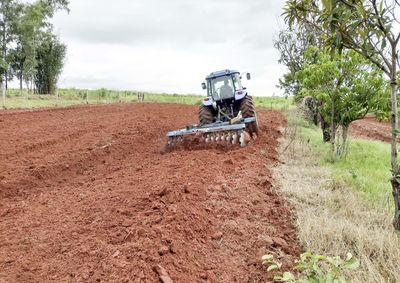 Os produtores ‘alugam’ os implementos e acessam os serviços com preços de hora máquina bem mais em conta que o cobrado pelas empresas do ramo Os produtores ‘alugam’ os implementos e acessam os serviços com preços de hora máquina bem mais em conta que o cobrado pelas empresas do ramo