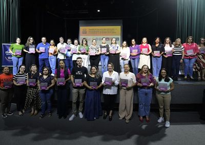 Centro Cultural ficou lotado para o evento, que se estendeu das 14h às 17h. Carpinejar é professor e tem mais de 6 milhões de seguidores nas redes sociais