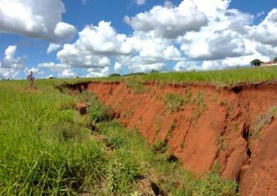 A erosão está distante da rodovia, mas danificou o emissário de águas, tendendo a se agravar sem as medidas de contenção planejadas