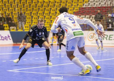 Times feminino e masculino jogaram em sequência neste domingo (14) e venceram seus duelos 