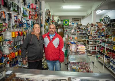 Esses estabelecimentos comerciais colocam lado a lado o passado com o presente e assim resistem ao poder de um mercado cada vez mais dinâmico